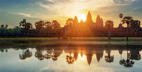 Holiday In Cambodia - En explosiv blandning av mörk satir och rå punkenergi